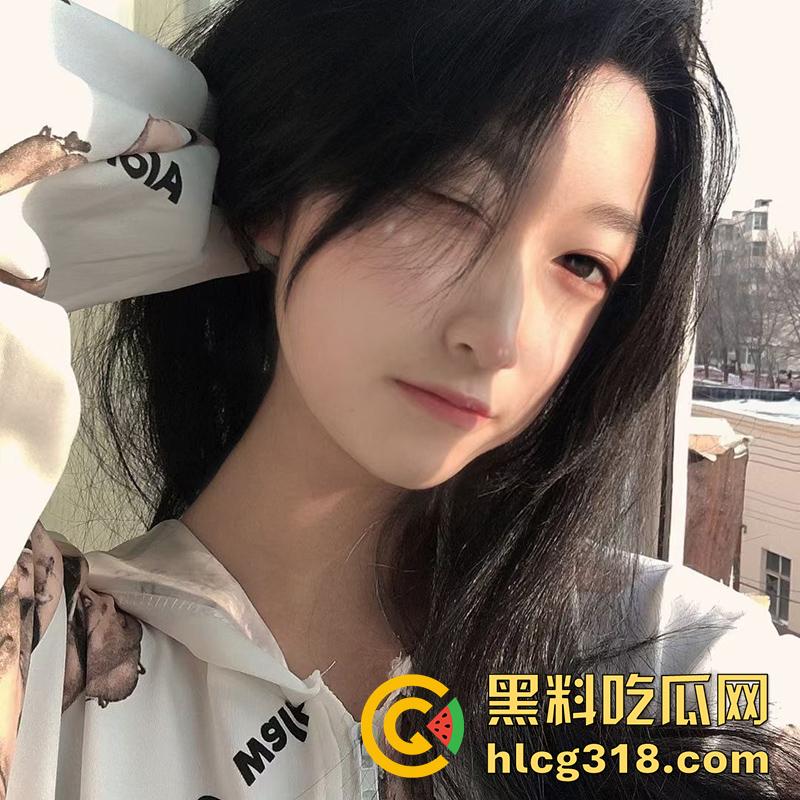 超白嫩尤物【苏钰琪】，继父的可爱小母狗，肌肤白皙小穴粉嫩，号称校园公交车，被大叔3p自拍曝光！  第2张