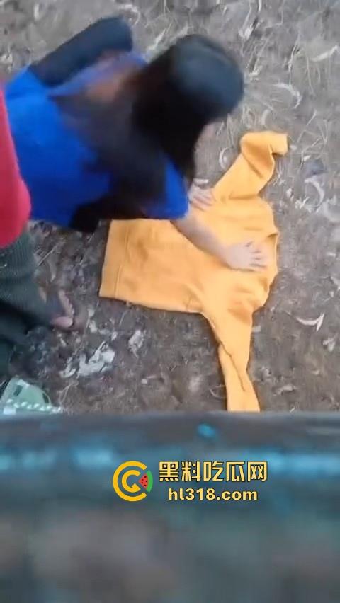 年轻情侣户外野战，衣服围裙一铺倒地就是干，无套猛入花式爆操，画面香艳又刺激！  第2张