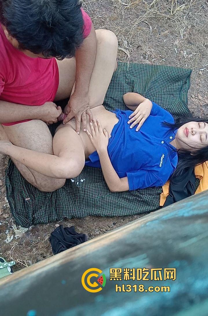 年轻情侣户外野战，衣服围裙一铺倒地就是干，无套猛入花式爆操，画面香艳又刺激！  第9张