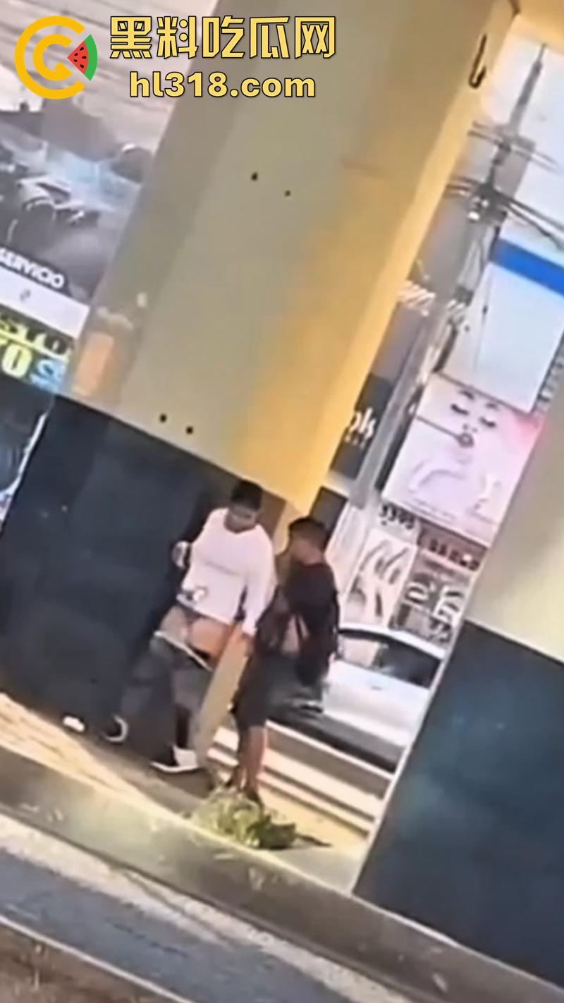 情急起来真的不避人啊！街拍开放男女立交桥下性爱，完全不在乎别人目光，当众后入刺激满满！  第1张