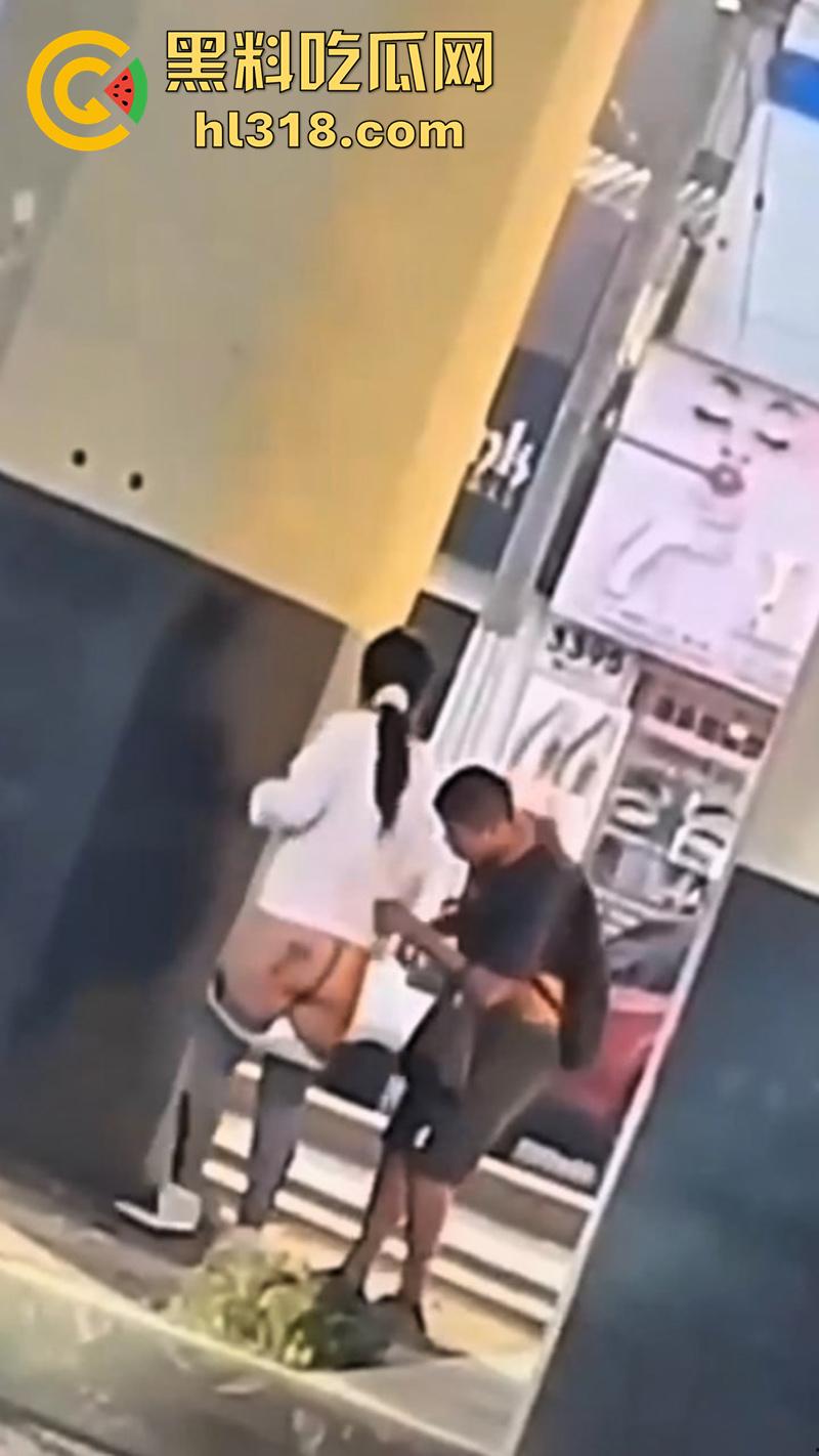 情急起来真的不避人啊！街拍开放男女立交桥下性爱，完全不在乎别人目光，当众后入刺激满满！  第2张