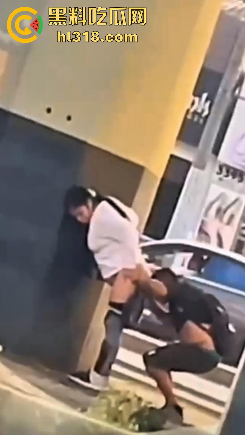 情急起来真的不避人啊！街拍开放男女立交桥下性爱，完全不在乎别人目光，当众后入刺激满满！  第4张