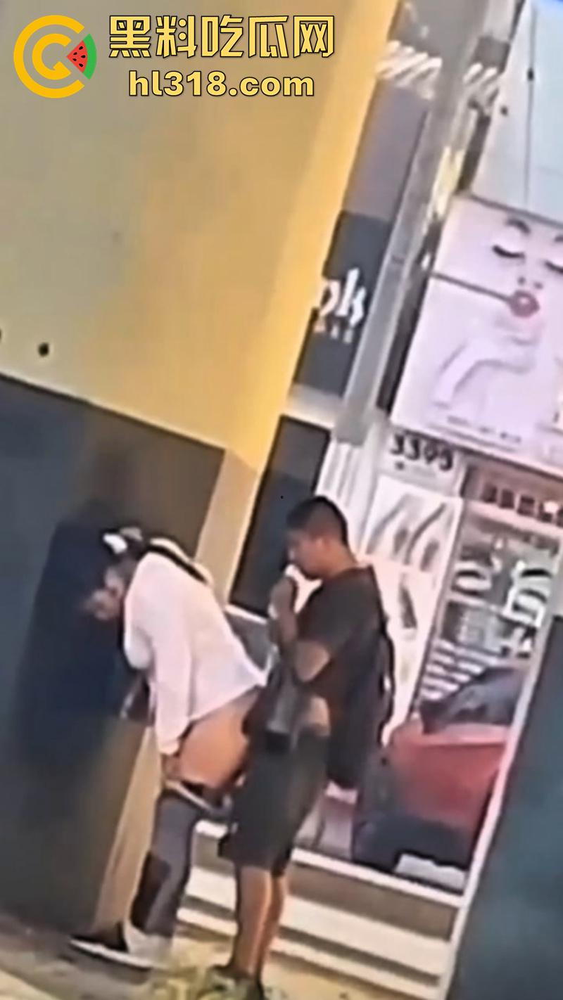 情急起来真的不避人啊！街拍开放男女立交桥下性爱，完全不在乎别人目光，当众后入刺激满满！  第6张