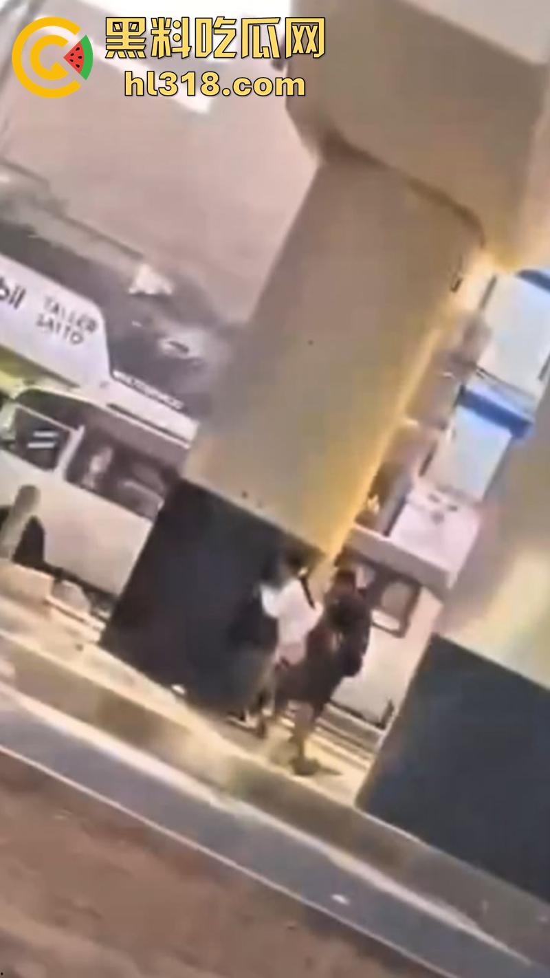 情急起来真的不避人啊！街拍开放男女立交桥下性爱，完全不在乎别人目光，当众后入刺激满满！  第7张