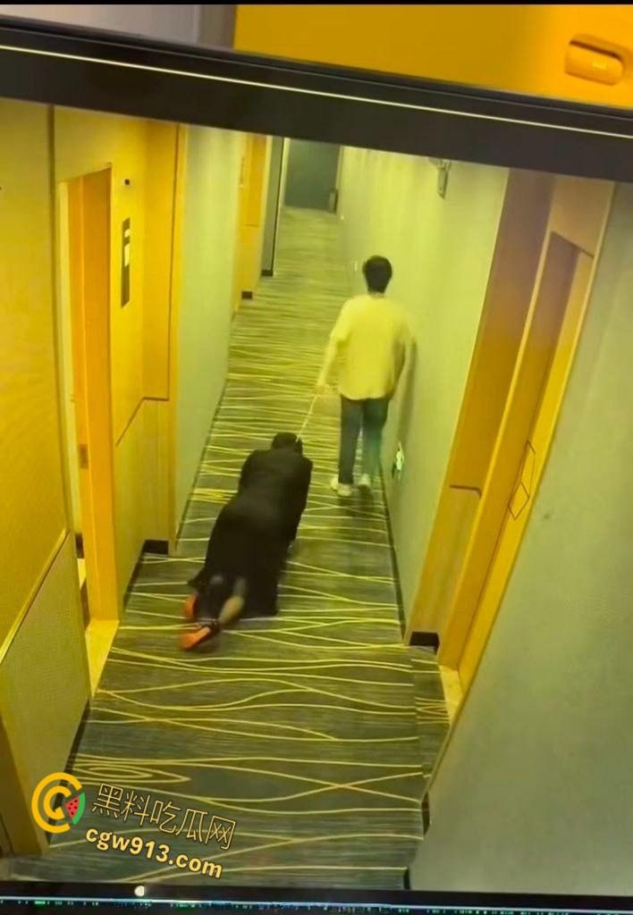 酒店监控拍下吾辈楷模，男子牵狗链，黑群女子像狗爬行，路过群众惊掉下巴，奇葩任务引爆字母圈 !  第3张