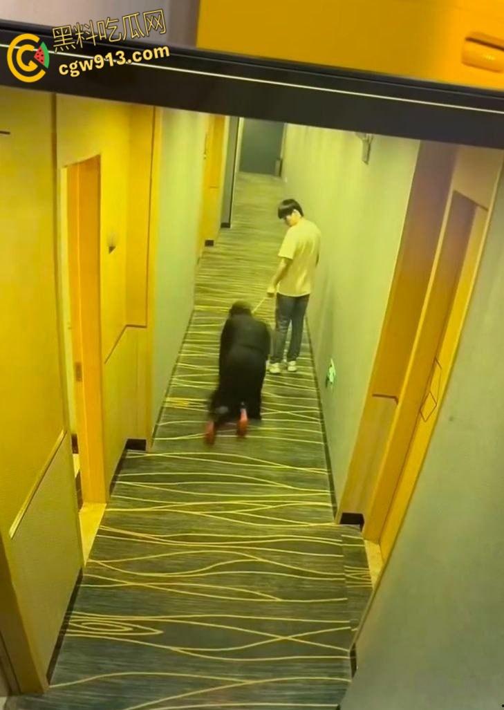 酒店监控拍下吾辈楷模，男子牵狗链，黑群女子像狗爬行，路过群众惊掉下巴，奇葩任务引爆字母圈 !  第4张