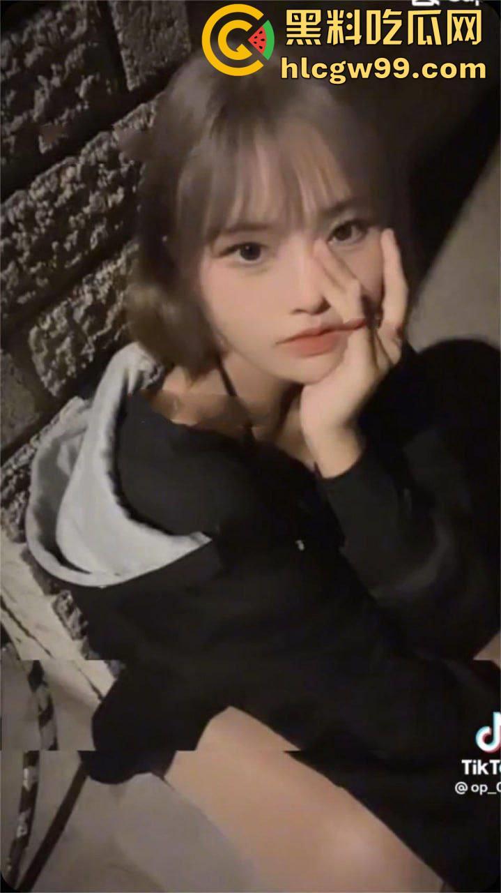 tiktok又纯又欲精神小妹【op_0315】镜头前演绎放荡人生，裸体自慰玩弄粉嫩骚穴  第2张