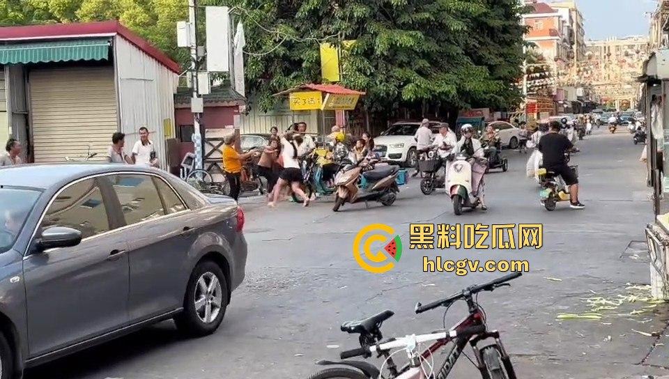 福建漳州海澄，女子不买水果被老太婆骂，结果碰到狠人，街上追着打！  第4张