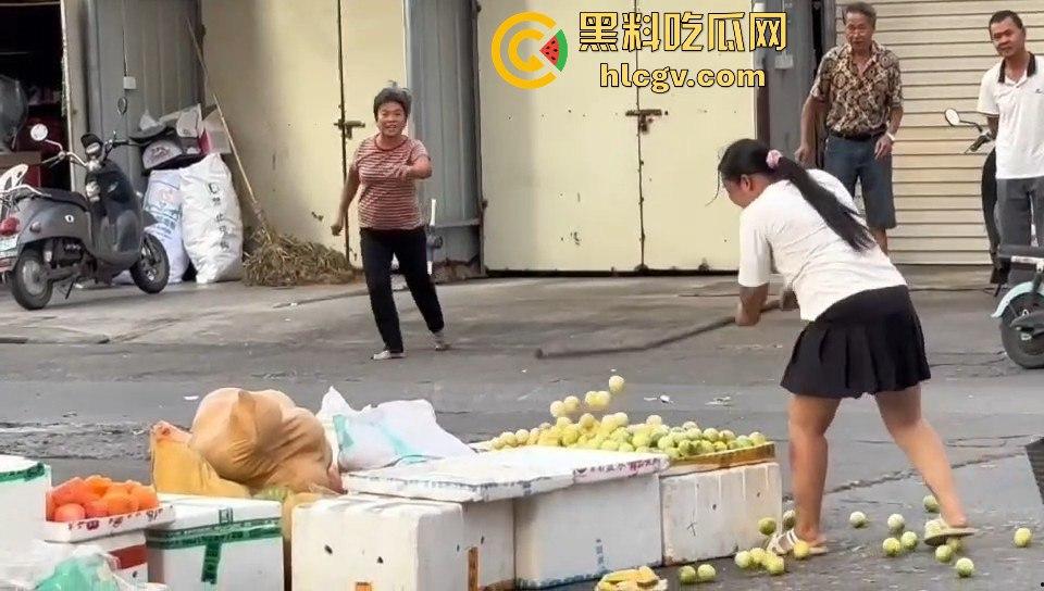 福建漳州海澄，女子不买水果被老太婆骂，结果碰到狠人，街上追着打！  第5张
