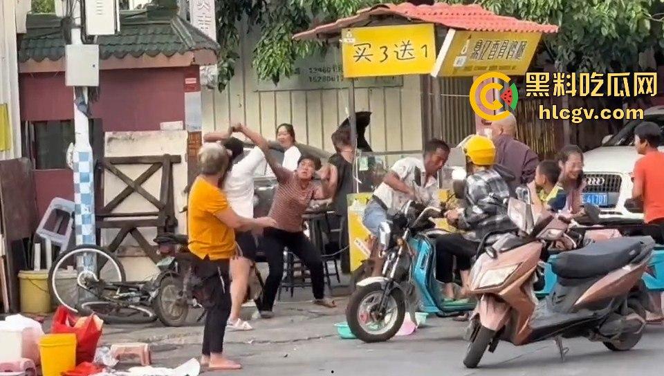 福建漳州海澄，女子不买水果被老太婆骂，结果碰到狠人，街上追着打！  第6张