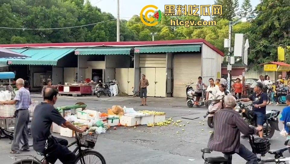 福建漳州海澄，女子不买水果被老太婆骂，结果碰到狠人，街上追着打！  第10张