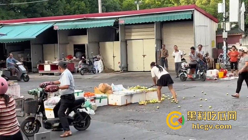 福建漳州海澄，女子不买水果被老太婆骂，结果碰到狠人，街上追着打！  第12张