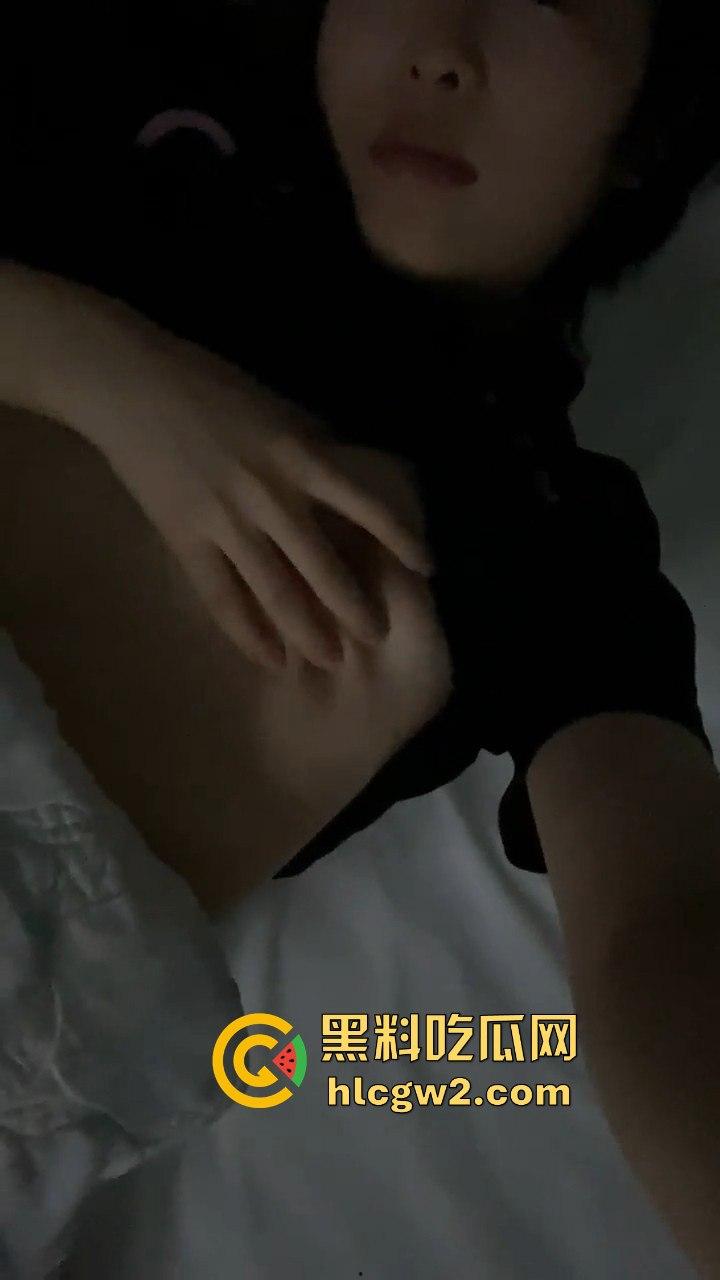 北京SOHO健身女教练【范珊珊】自拍自慰视频疯传，桃红奶晕勾引男学员报课，健身报得多还能上床？  第12张