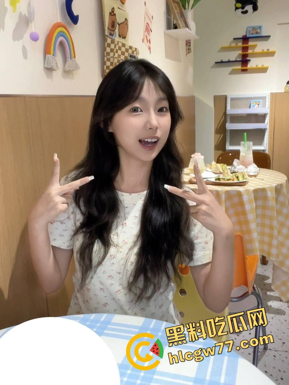 厕所野战被偷拍，白虎骚穴在马桶边被舔穿，口交互舔肉搏一气呵成，是骚是疯分不清了！  第1张