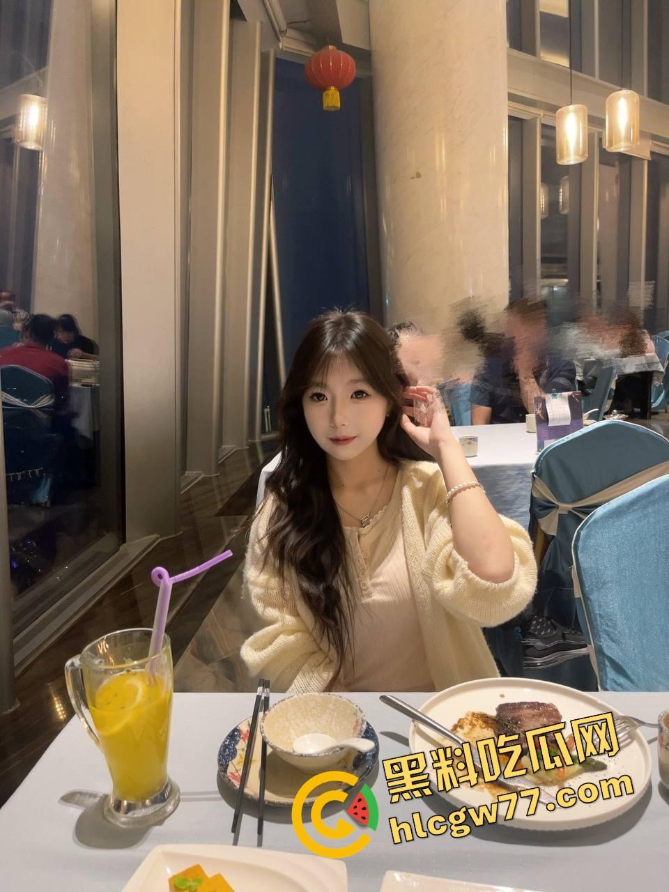 厕所野战被偷拍，白虎骚穴在马桶边被舔穿，口交互舔肉搏一气呵成，是骚是疯分不清了！  第2张