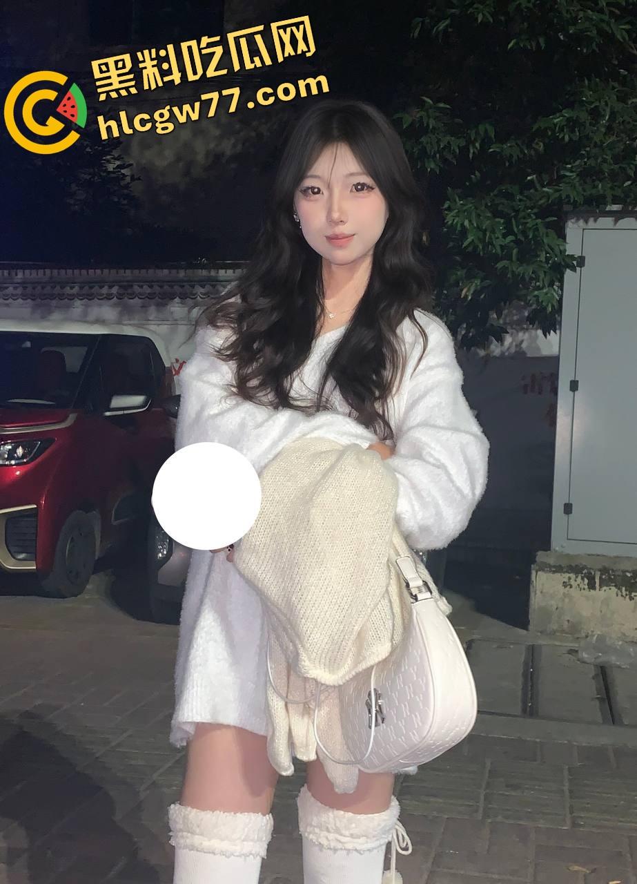 厕所野战被偷拍，白虎骚穴在马桶边被舔穿，口交互舔肉搏一气呵成，是骚是疯分不清了！  第4张