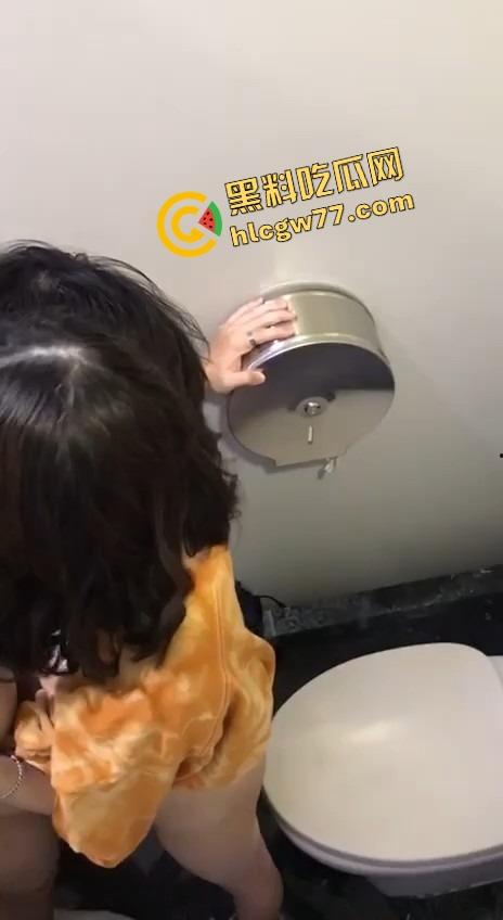 厕所野战被偷拍，白虎骚穴在马桶边被舔穿，口交互舔肉搏一气呵成，是骚是疯分不清了！  第7张