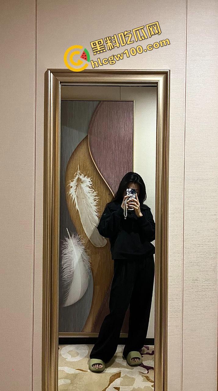 上海震旦职业学院反差骚鸡肉便器『王艺婉』母狗体质滥交无数 炮友情趣后入激烈做爱！原创独家曝光流出！  第3张