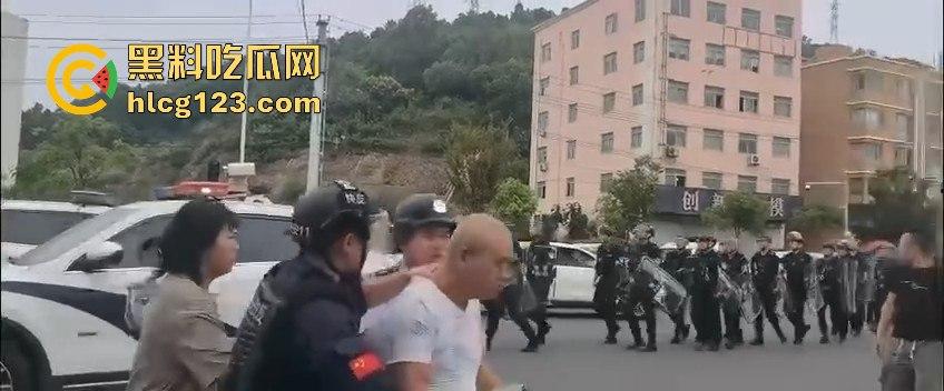 讨薪没错，但拦路等于找事！拦了路？特别人员分分钟把你请去喝茶！  第4张