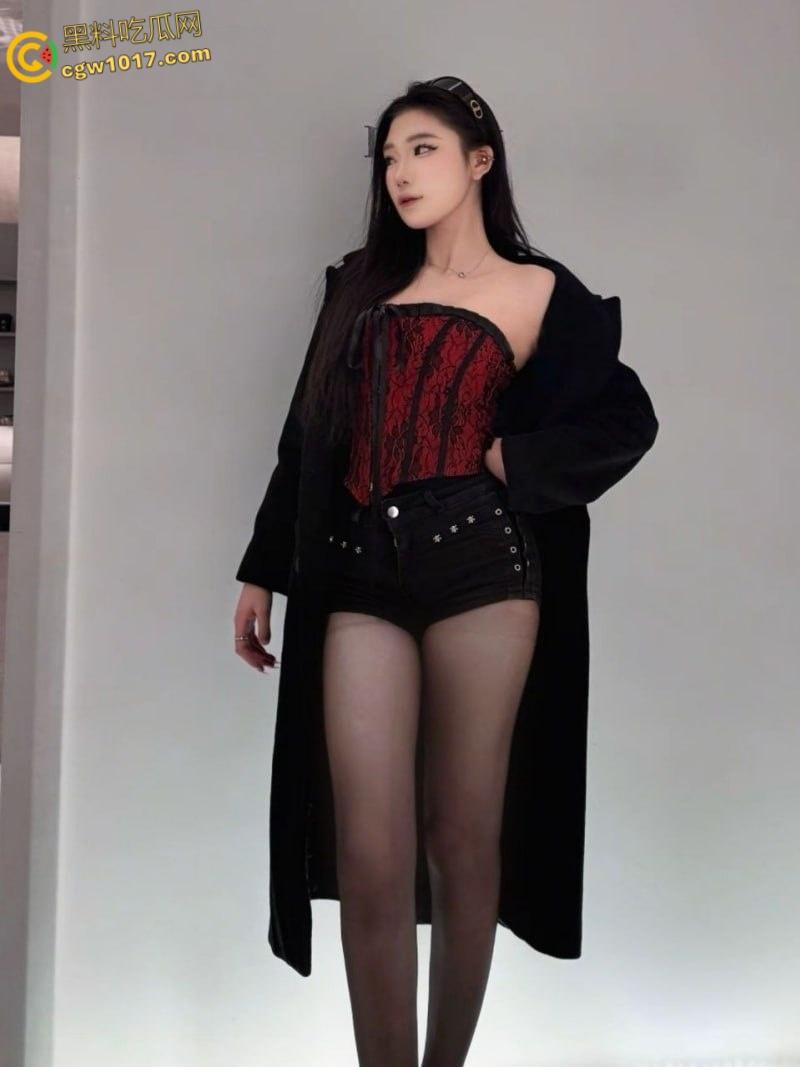 上海骚母狗【李锦怡】被男友疯狂爆操，大奶乳交娴熟口活一流，无套后入抽插，屁股被打得通红！  第1张