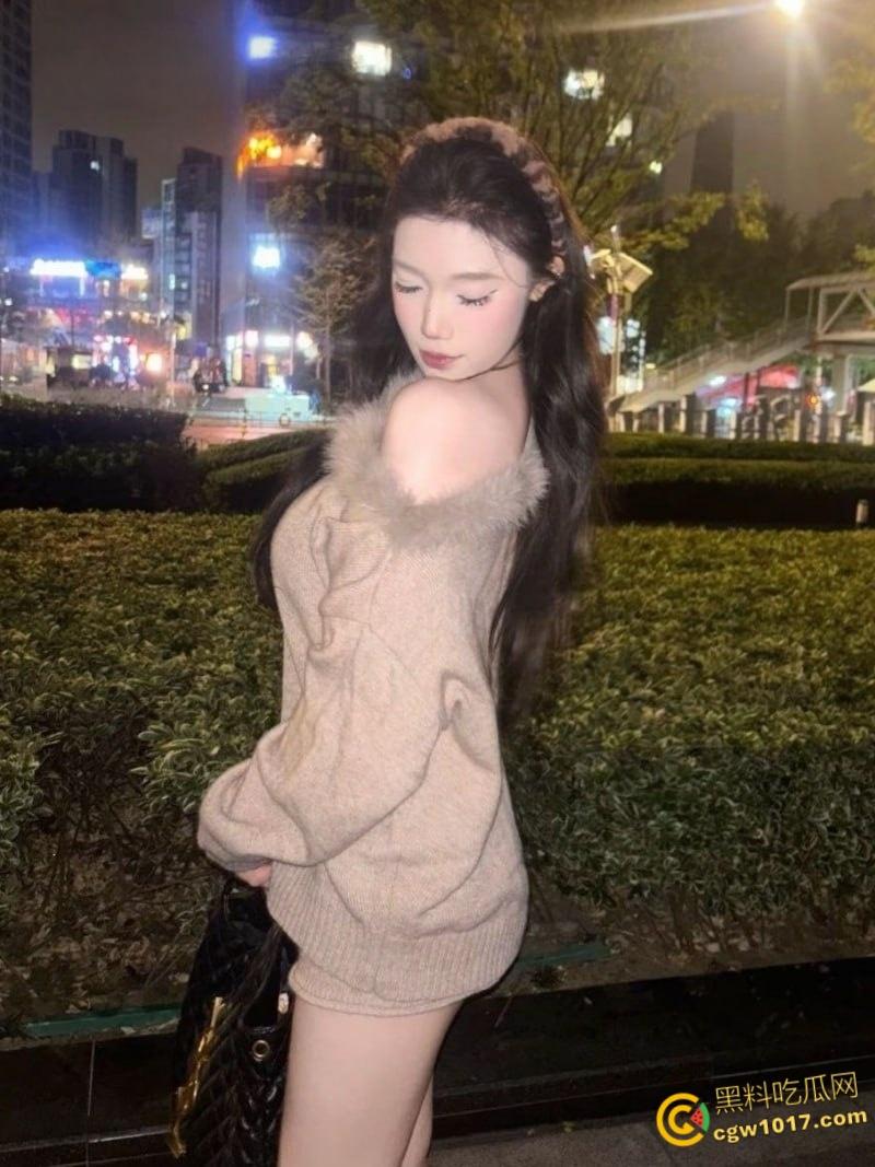 上海骚母狗【李锦怡】被男友疯狂爆操，大奶乳交娴熟口活一流，无套后入抽插，屁股被打得通红！  第4张