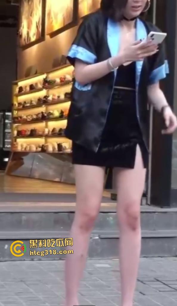 公司女高管【Viva姐】街头蹲下露逼夹跳蛋被偷拍，起身后走路步伐踉跄，应该是被金主遥控加大马力了！  第1张