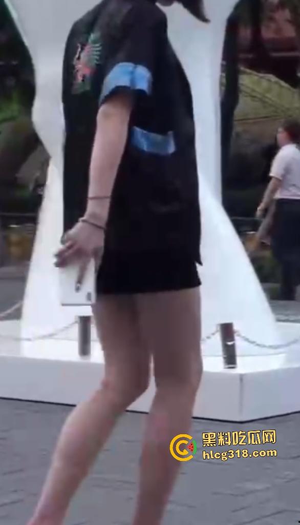 公司女高管【Viva姐】街头蹲下露逼夹跳蛋被偷拍，起身后走路步伐踉跄，应该是被金主遥控加大马力了！  第6张