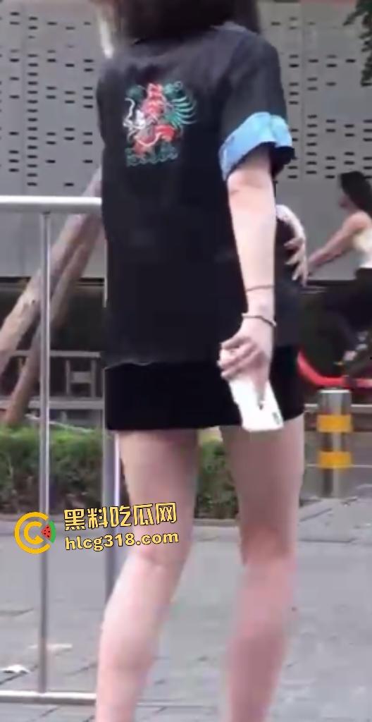 公司女高管【Viva姐】街头蹲下露逼夹跳蛋被偷拍，起身后走路步伐踉跄，应该是被金主遥控加大马力了！  第7张