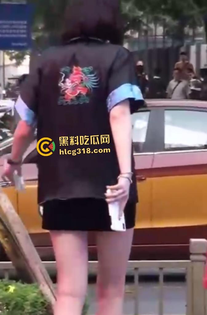 公司女高管【Viva姐】街头蹲下露逼夹跳蛋被偷拍，起身后走路步伐踉跄，应该是被金主遥控加大马力了！  第8张