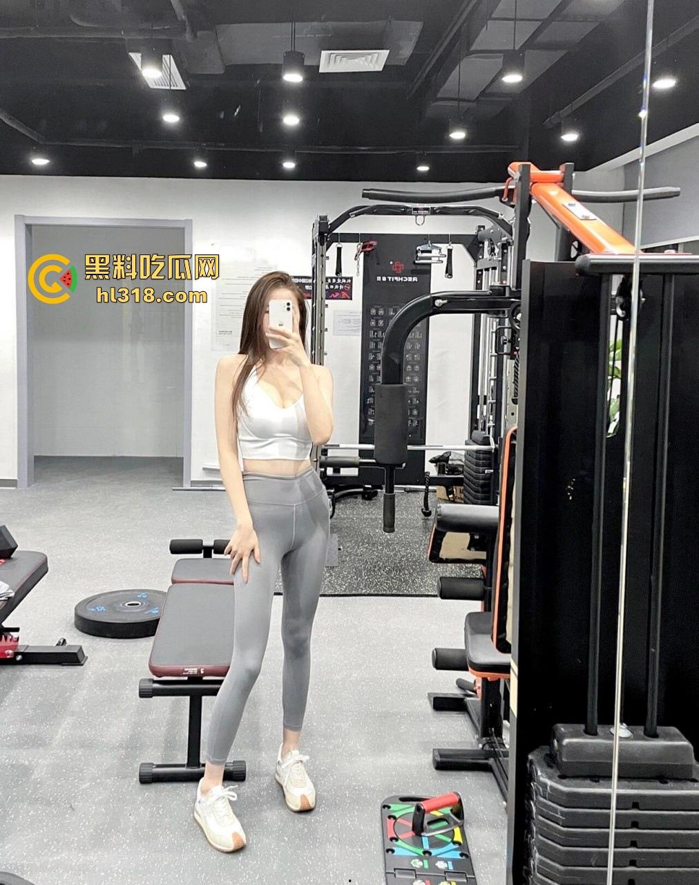 海角乱伦，趁大哥不在家硬上刚健完身的嫂子，厨房无套后入，激情打桩，无毛白虎太极品了!  第2张