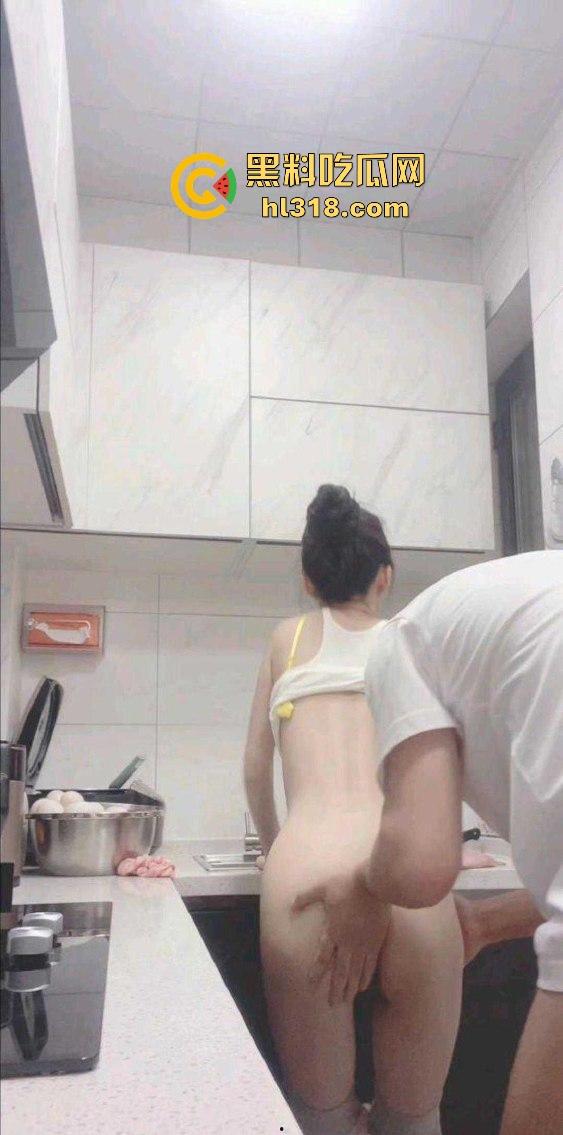 海角乱伦，趁大哥不在家硬上刚健完身的嫂子，厨房无套后入，激情打桩，无毛白虎太极品了!  第5张