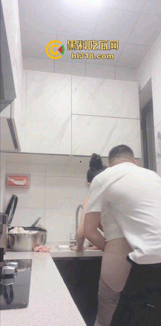 海角乱伦，趁大哥不在家硬上刚健完身的嫂子，厨房无套后入，激情打桩，无毛白虎太极品了!  第7张