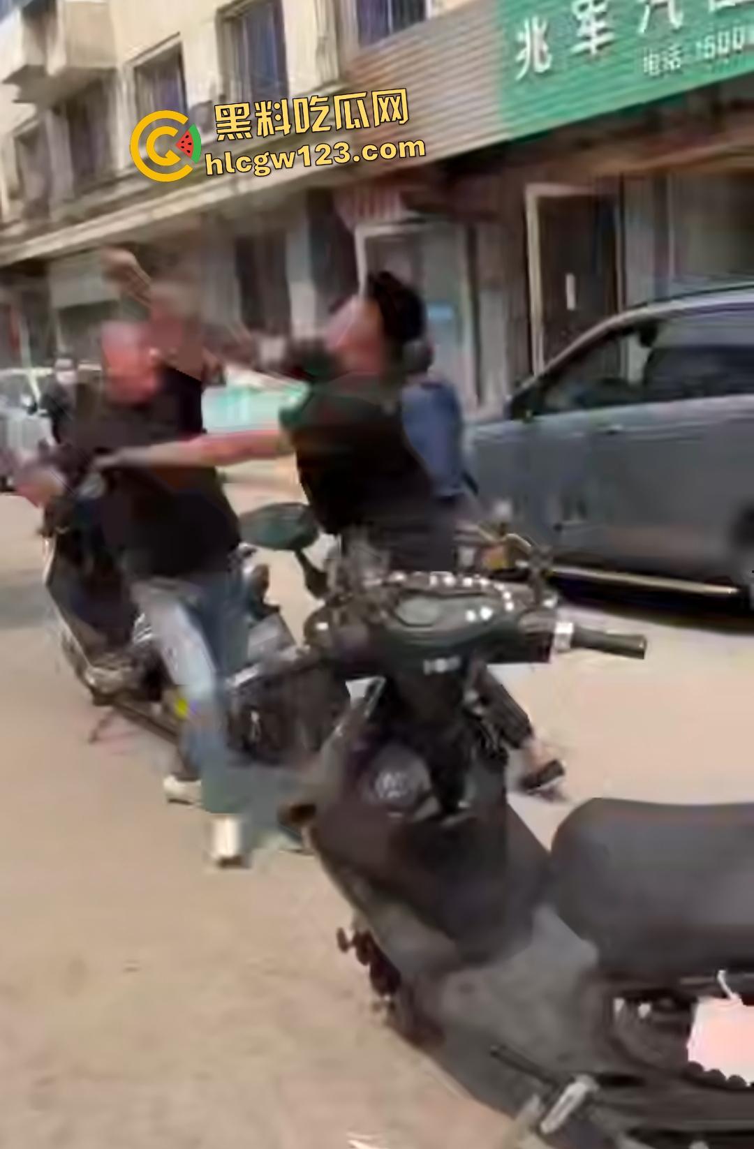 东北两条老鬼打年轻人，后生仔一棍直接打晕一个后脑勺开花，人倒后说是正当防卫！  第3张