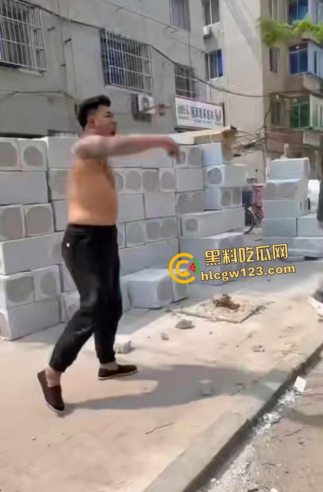 东北两条老鬼打年轻人，后生仔一棍直接打晕一个后脑勺开花，人倒后说是正当防卫！  第4张