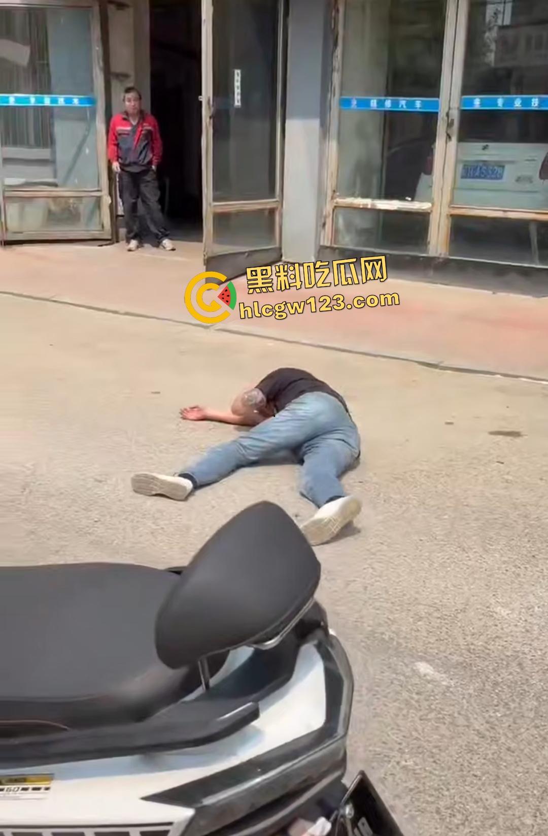 东北两条老鬼打年轻人，后生仔一棍直接打晕一个后脑勺开花，人倒后说是正当防卫！  第7张