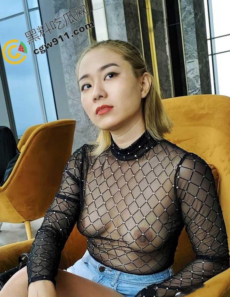 湖南人妻【黄小桃】的大胆暴露挑逗！真空逛街，夹着肛塞大胆露穴，寻求刺激后被爆操  第2张