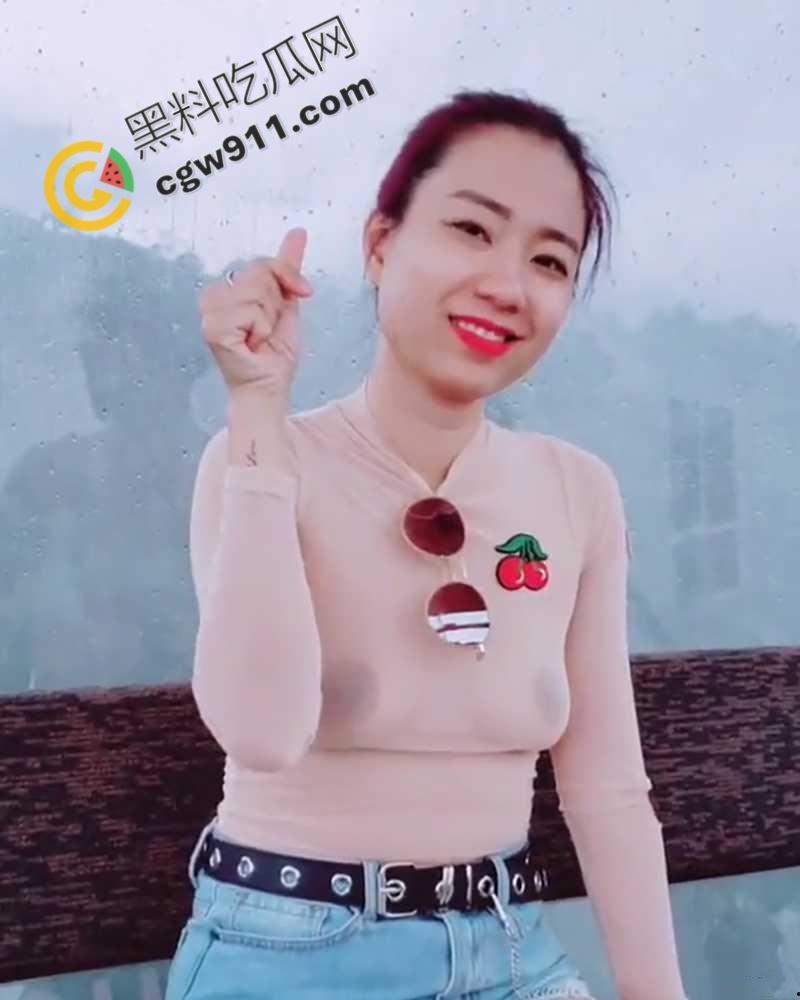 湖南人妻【黄小桃】的大胆暴露挑逗！真空逛街，夹着肛塞大胆露穴，寻求刺激后被爆操  第4张