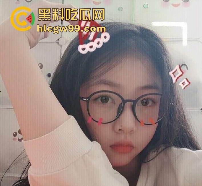 武汉大学反差眼镜女大【林新一】被金主调教视频曝光，各种场合忘我口交，表情销魂口技一流！  第1张