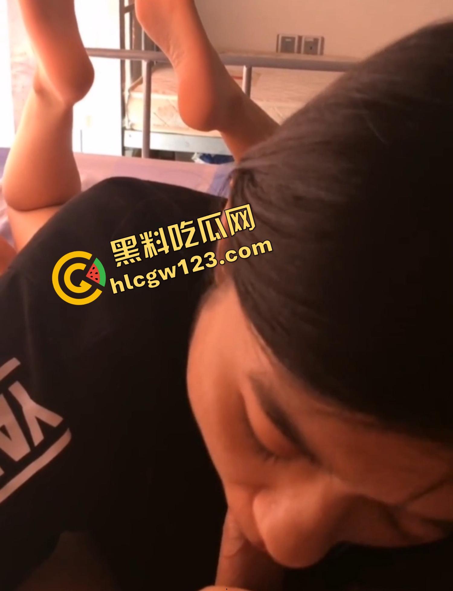 隔壁女租客【王梦】太会舔了！第一次口交就拉丝流白，跪着舔精不带擦，跪着舔完还乖乖自己坐上来！  第12张