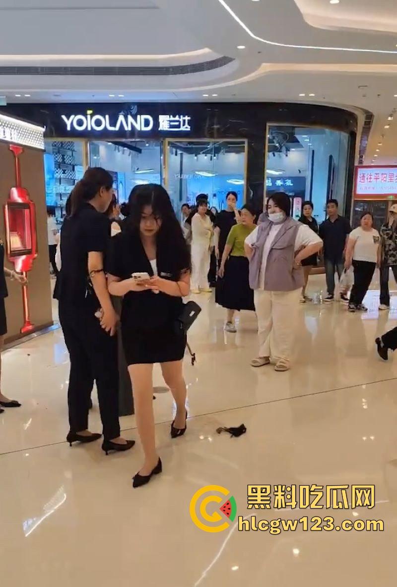 520抓奸撕逼大戏！新泰世纪缘珠宝【马丙翠】插足婚姻被原配当场暴打 从商场里揍到大街 保安都拦不住！  第6张