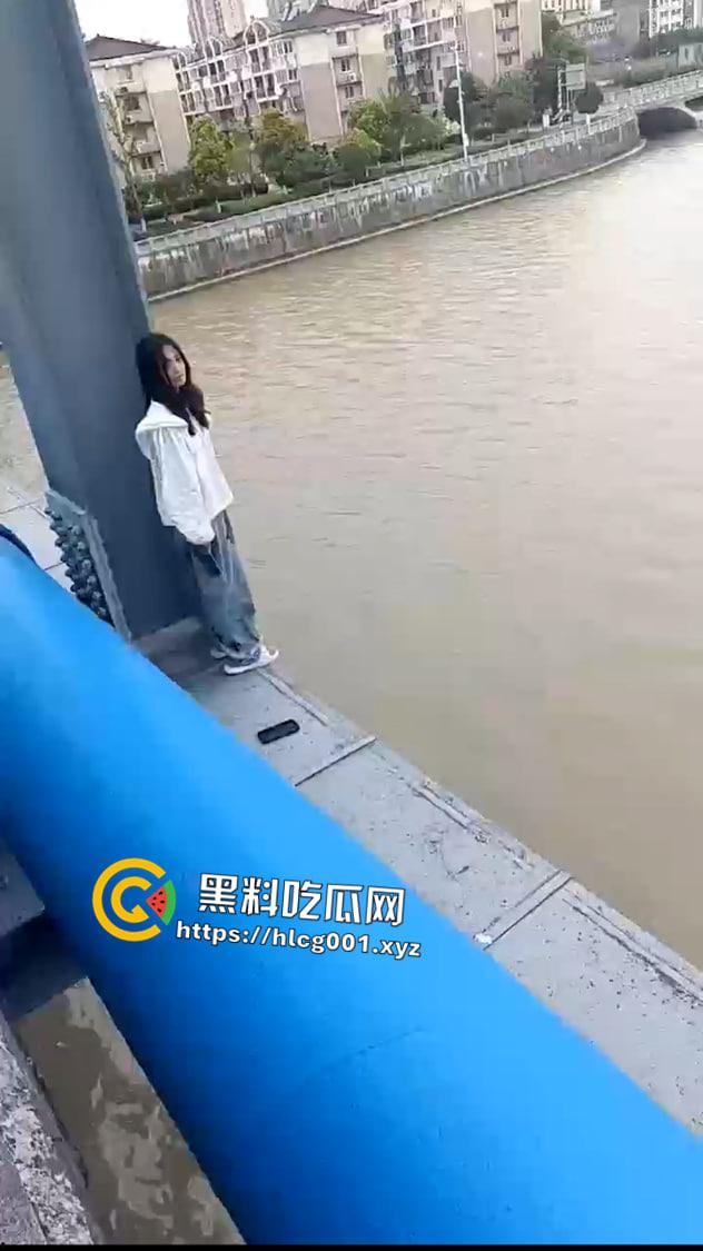 江苏妙龄女孩跳河事件！跳之前还在看手机等渣男消息 最后绝望跃下 现场视频流出  第2张