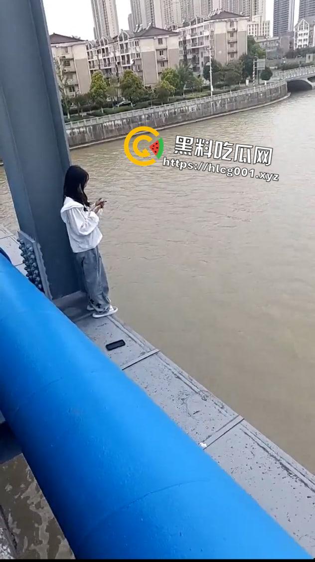 江苏妙龄女孩跳河事件！跳之前还在看手机等渣男消息 最后绝望跃下 现场视频流出  第3张