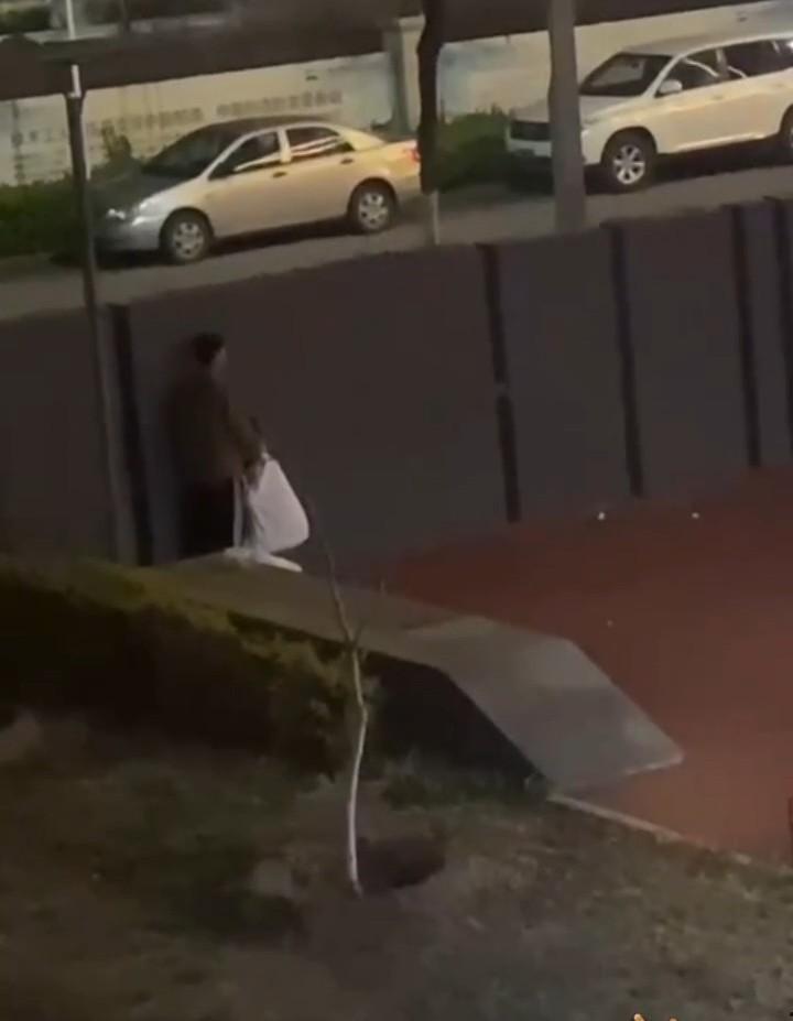 情到深处舔鸡巴 饥渴小情侣躲在围墙后激情吃鸡 路边监控拍下全程 就不能找个没人的地方？  第3张