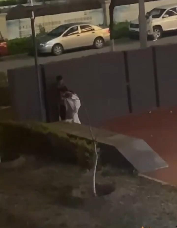 情到深处舔鸡巴 饥渴小情侣躲在围墙后激情吃鸡 路边监控拍下全程 就不能找个没人的地方？  第6张