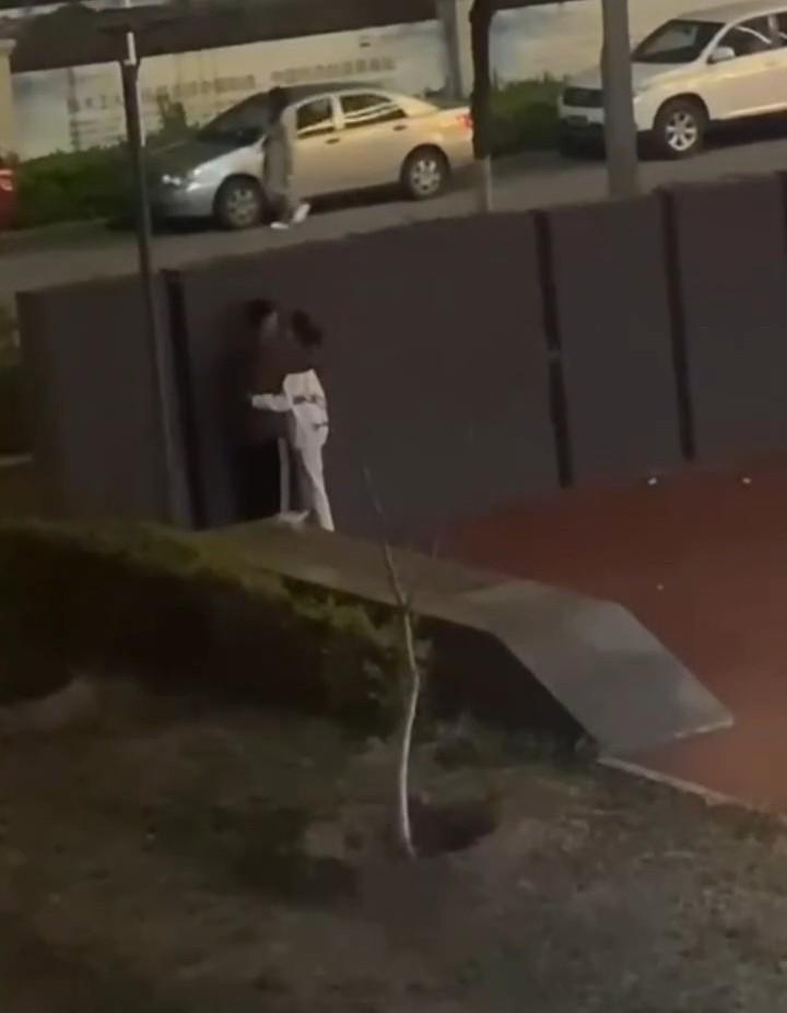 情到深处舔鸡巴 饥渴小情侣躲在围墙后激情吃鸡 路边监控拍下全程 就不能找个没人的地方？  第7张