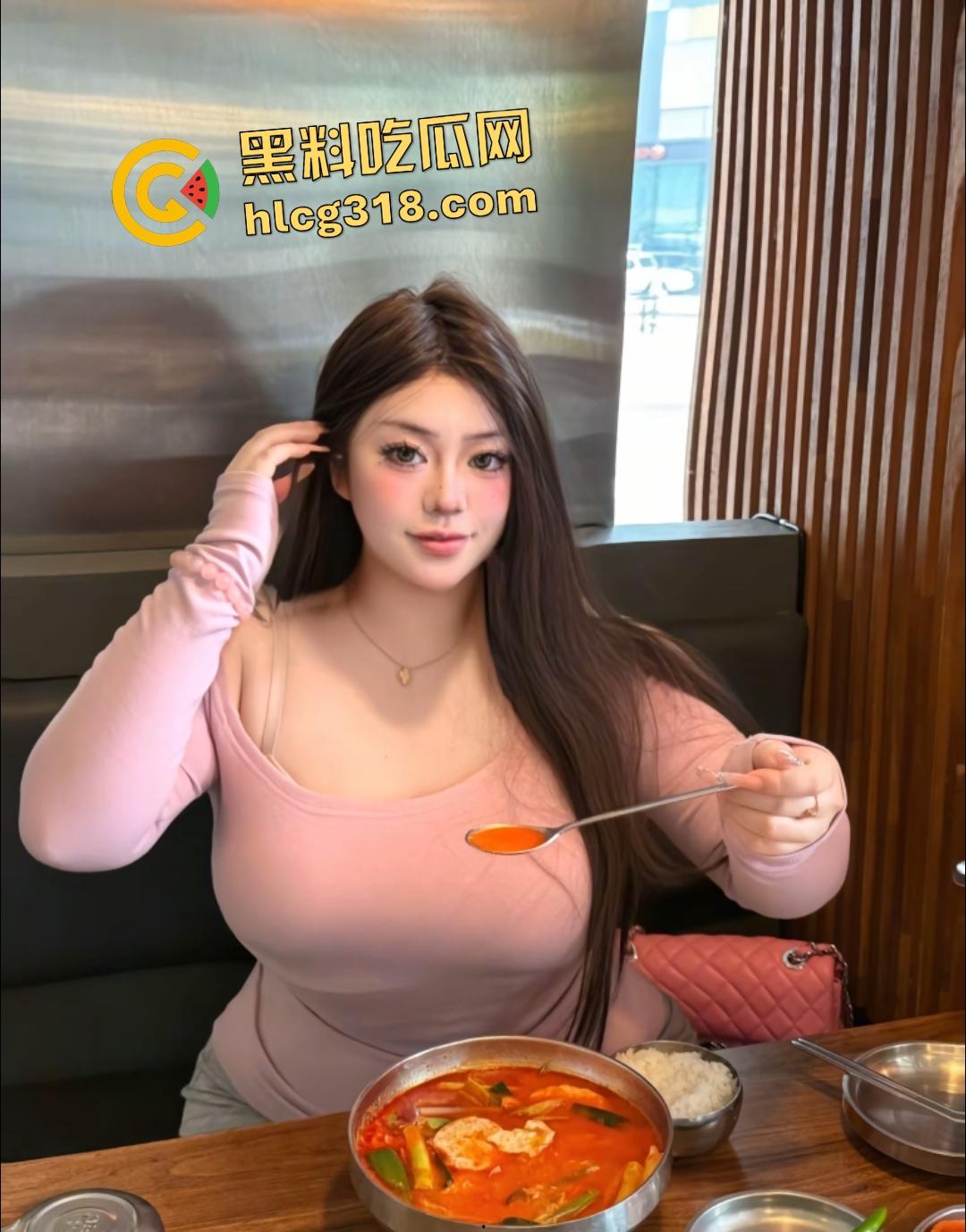 抖音【甜崽穎寶】骚母狗热衷露出多人玩法，屁股被当面包一样蹂躏！大体重肥猪还能展现一字马？  第2张