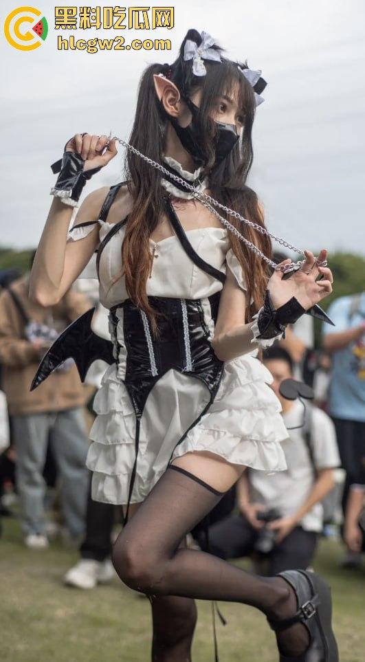 广州萤火虫漫展惊现真空上阵 一Coser不穿内裤现身，引摄影师蜂拥狂拍，正面视频曝光！  第5张