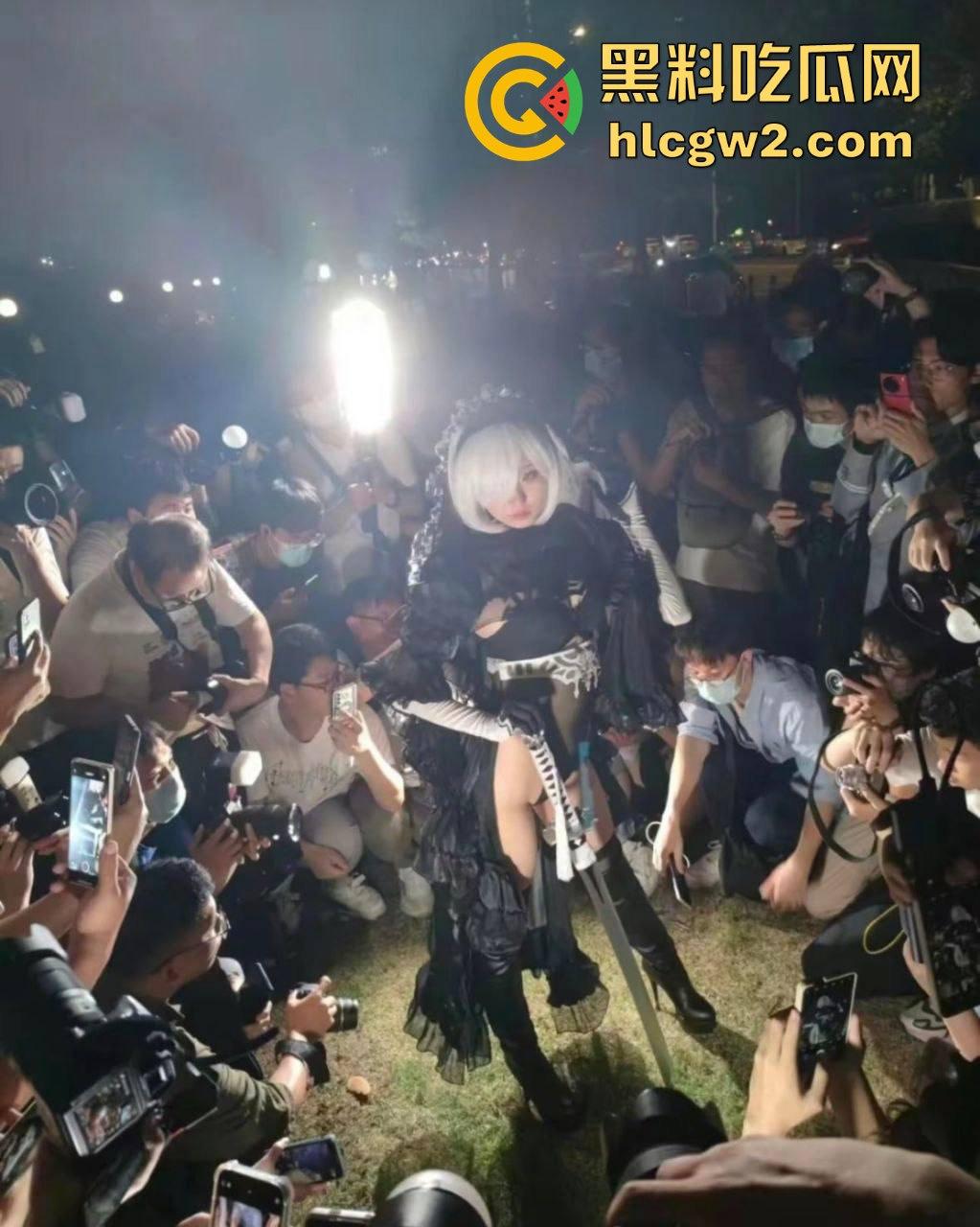 广州萤火虫漫展惊现真空上阵 一Coser不穿内裤现身，引摄影师蜂拥狂拍，正面视频曝光！  第9张