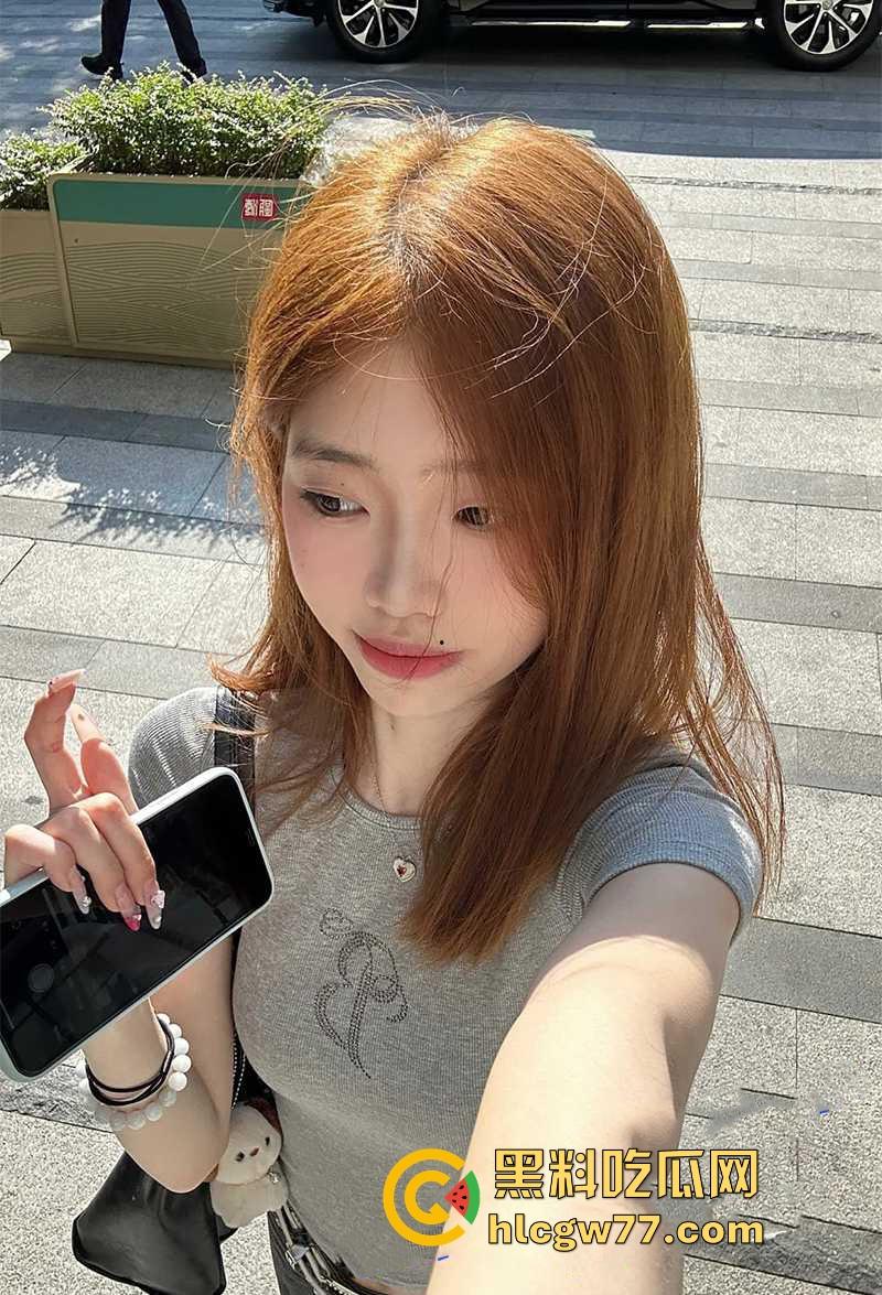 黄毛小妹直播间PK惩罚当场拔逼毛 输赢规矩惊呆网友 这届网红玩的可真花花啊 估计平时也没少挨操！  第2张