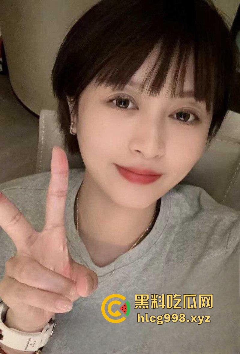 上海公务员【Ivy未央】曾在推特售卖户外露出视频 外秀内骚 各种漏出 现已改行时政评论！绝版资源且看且珍惜  第1张